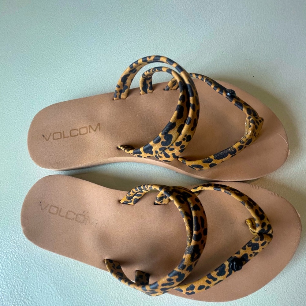 Volcom girls size 1 sandals.